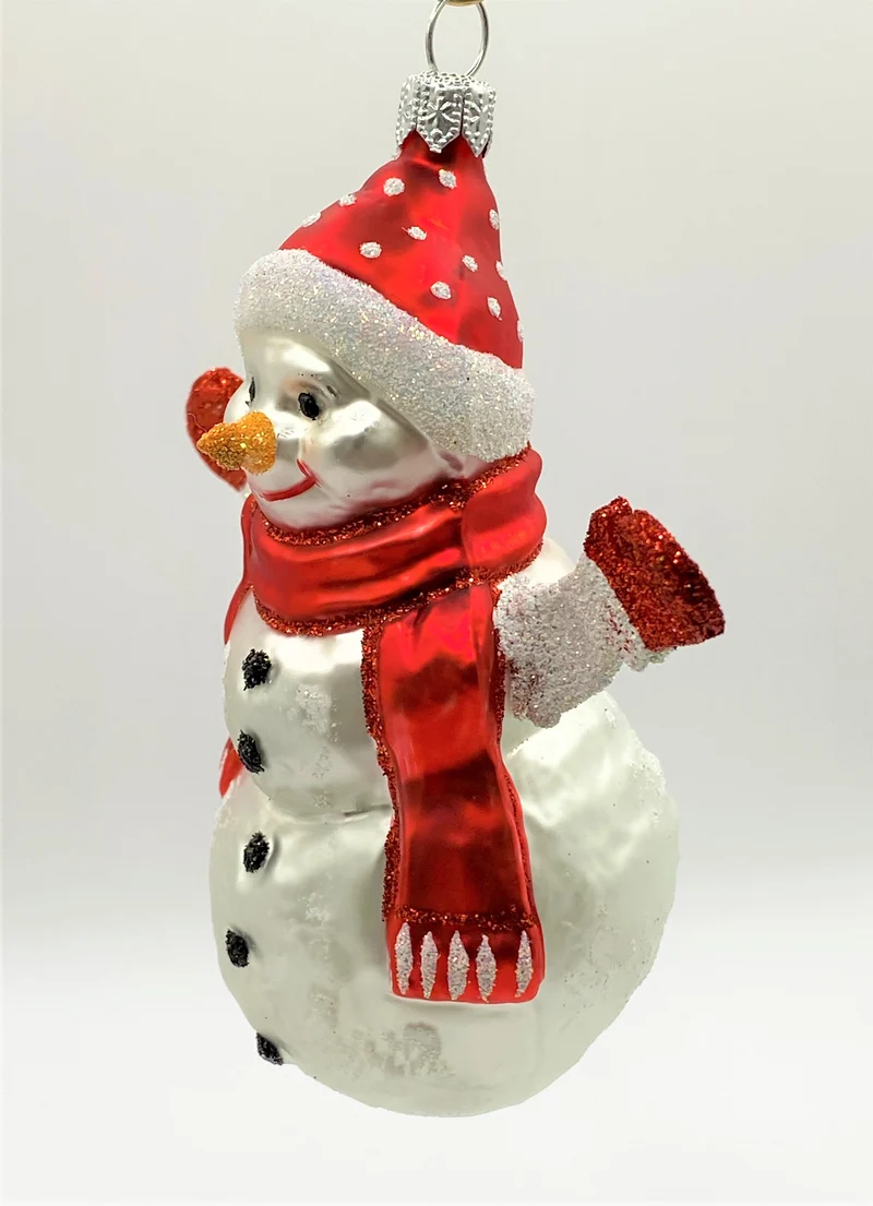 Schneemann mit roter Mütze und roten Handschuhen