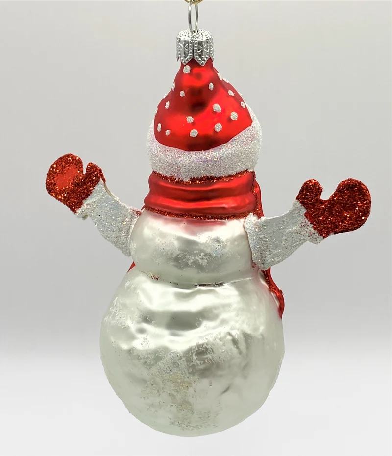 Schneemann mit roter Mütze und roten Handschuhen