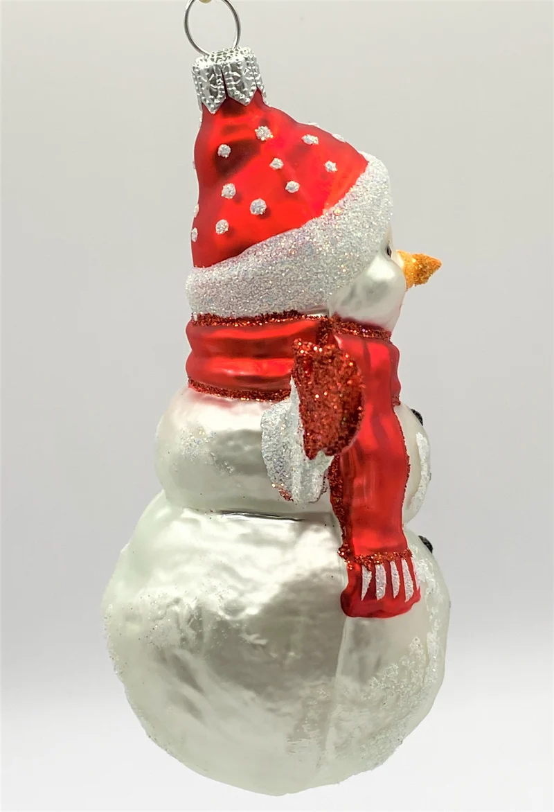 Schneemann mit roter Mütze und roten Handschuhen