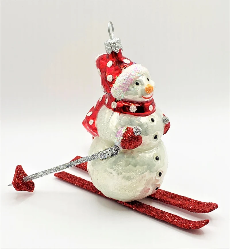 Schneemann fährt Ski