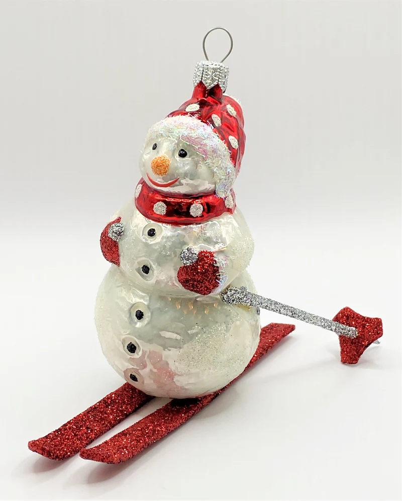 Schneemann fährt Ski