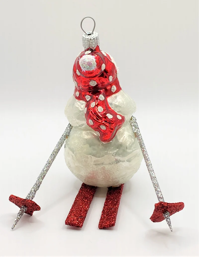 Schneemann fährt Ski