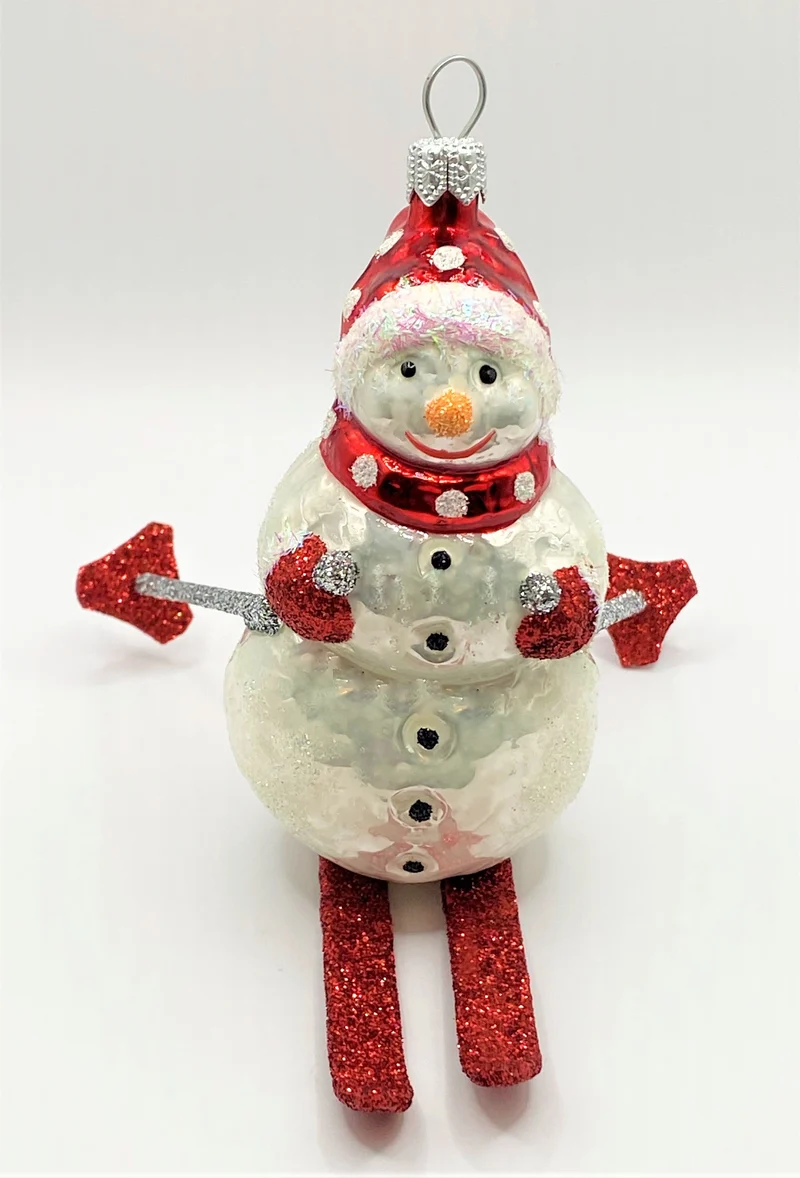 Schneemann fährt Ski
