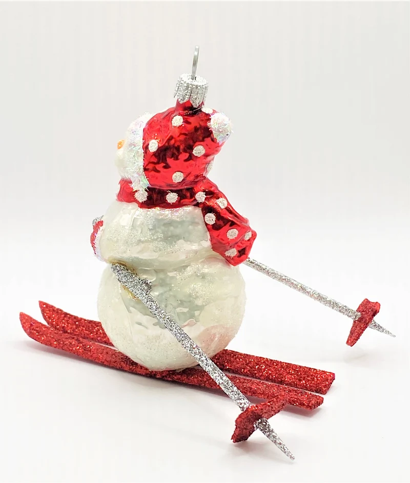 Schneemann fährt Ski
