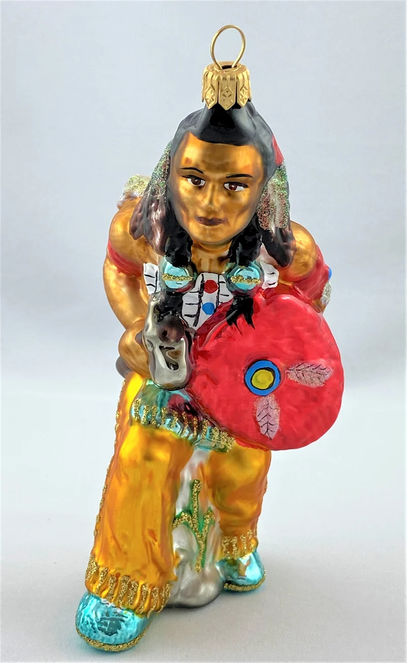 First Nation Mann in traditionellem Gewand mit Schild und Kriegsbeil