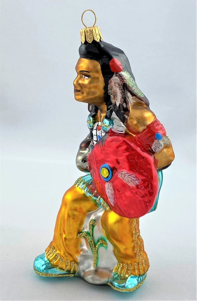 First Nation Mann in traditionellem Gewand mit Schild und Kriegsbeil