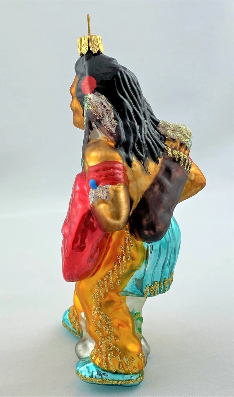 First Nation Mann in traditionellem Gewand mit Schild und Kriegsbeil