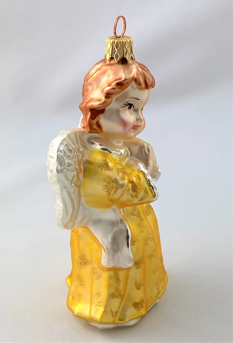 Engel im hellgelben Kleid