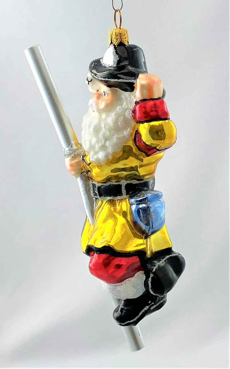 Feuerwehr-Santa rettet die kleine Katze