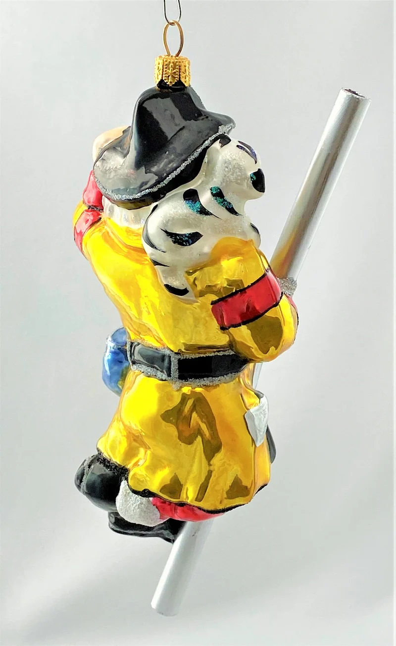 Feuerwehr-Santa rettet die kleine Katze