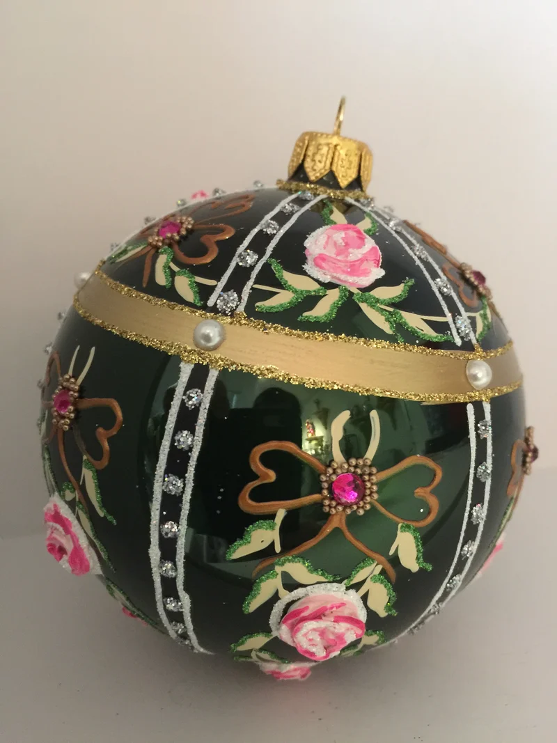 Kugel dunkelgrün mit rosa Blüten und violetten Strass-Steinen