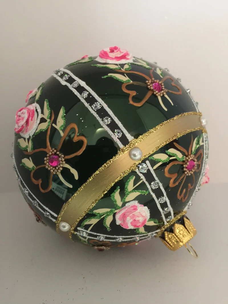 Kugel dunkelgrün mit rosa Blüten und violetten Strass-Steinen