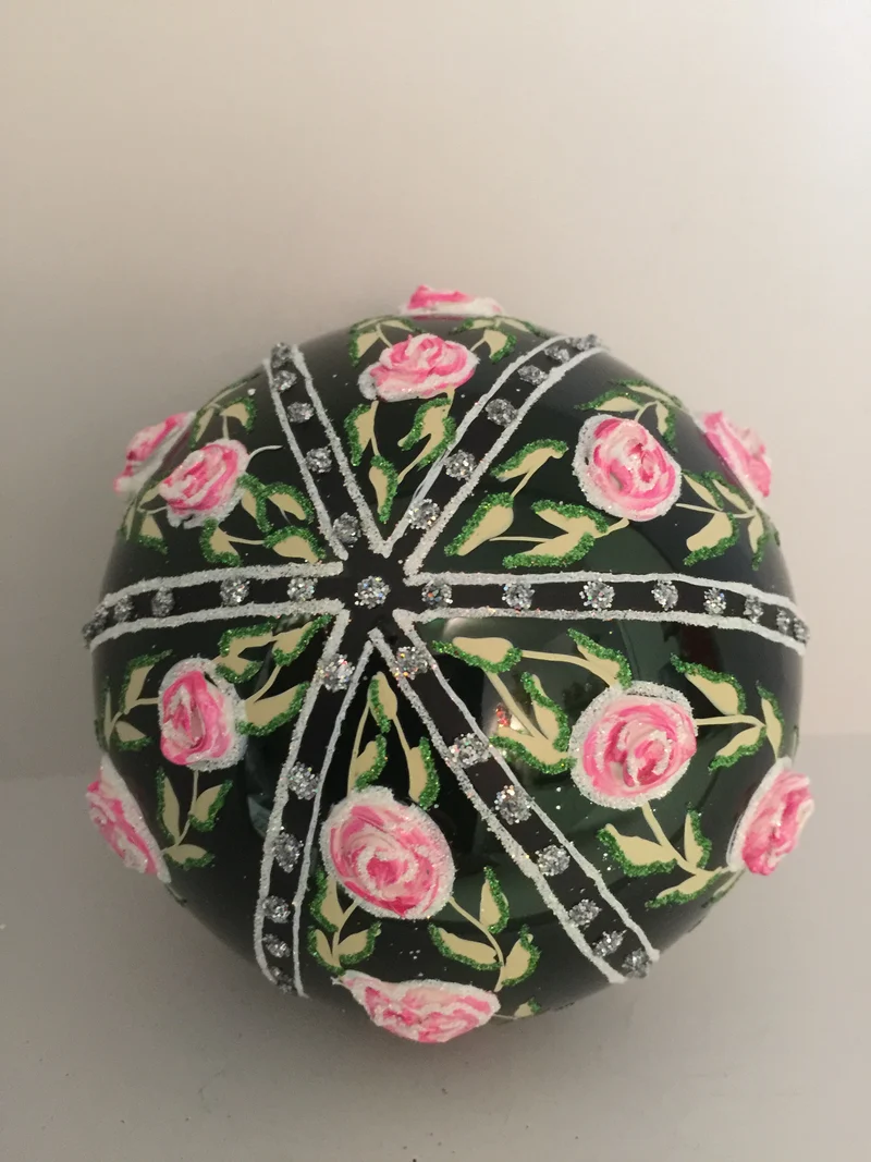 Kugel dunkelgrün mit rosa Blüten und violetten Strass-Steinen