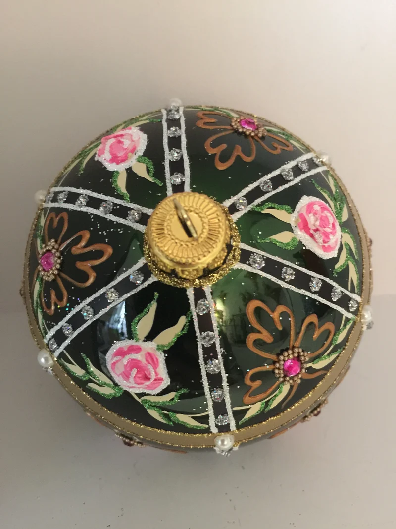 Kugel dunkelgrün mit rosa Blüten und violetten Strass-Steinen