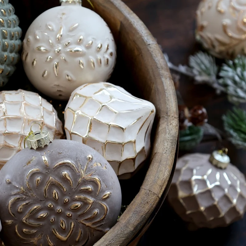 Chic Antique Weihnachtskugel mit Goldmuster, puder