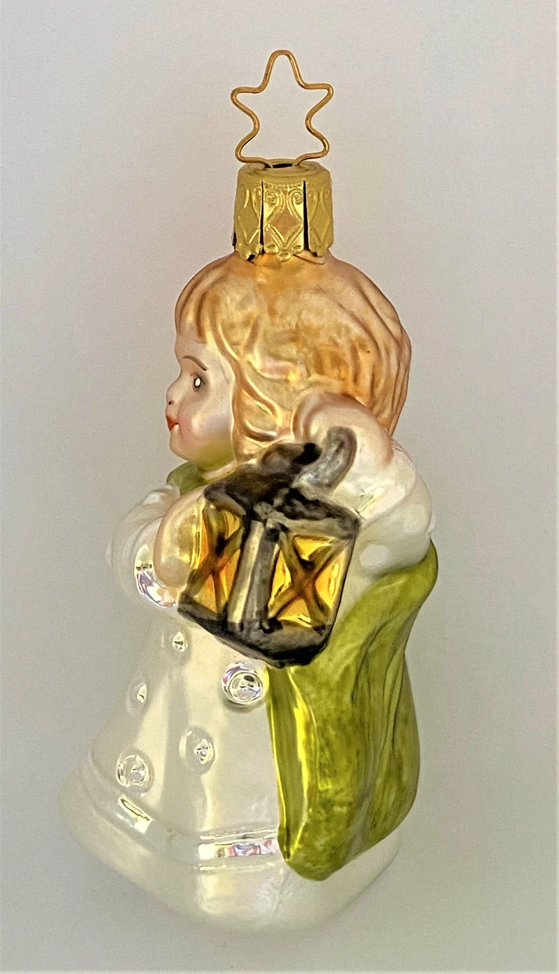 Engel mit Laterne und grünem Umhang