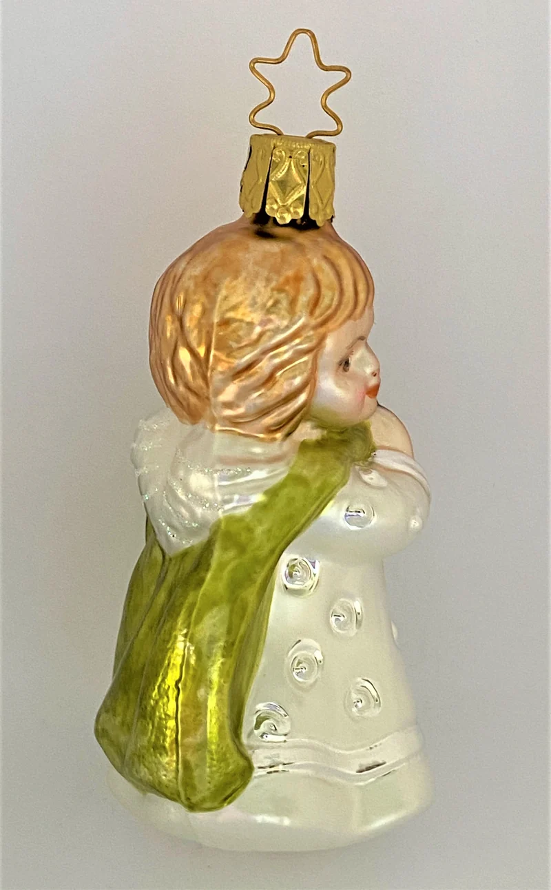 Engel mit Laterne und grünem Umhang