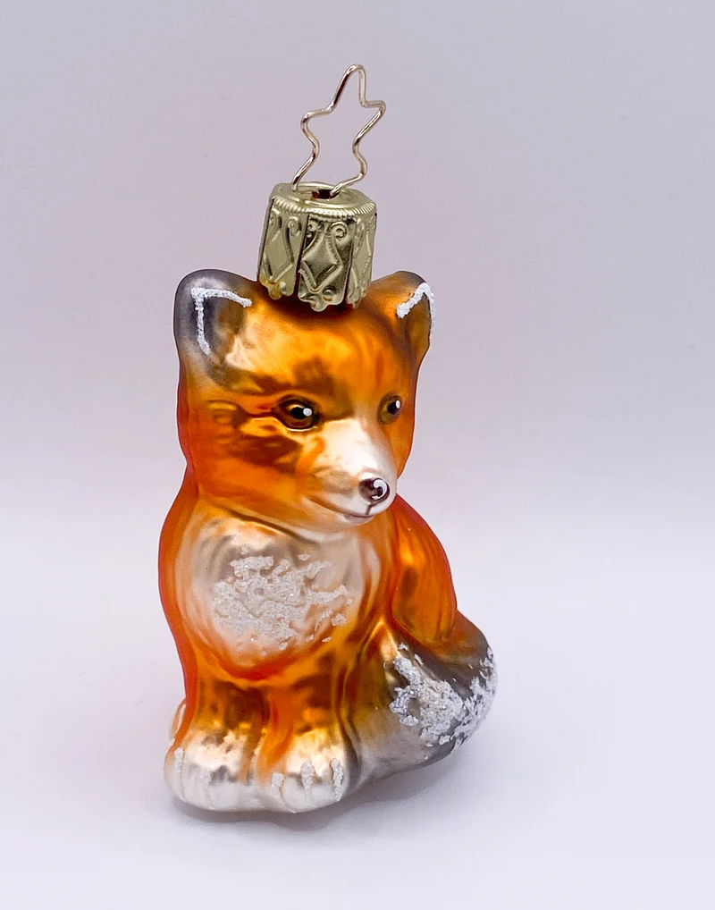Kleiner sitzender Fuchs-Welpe