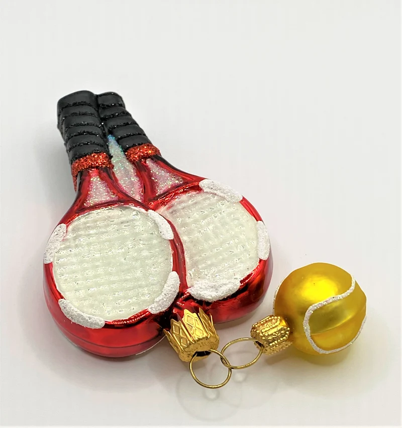 Tennisschläger mit kleinem Tennisball