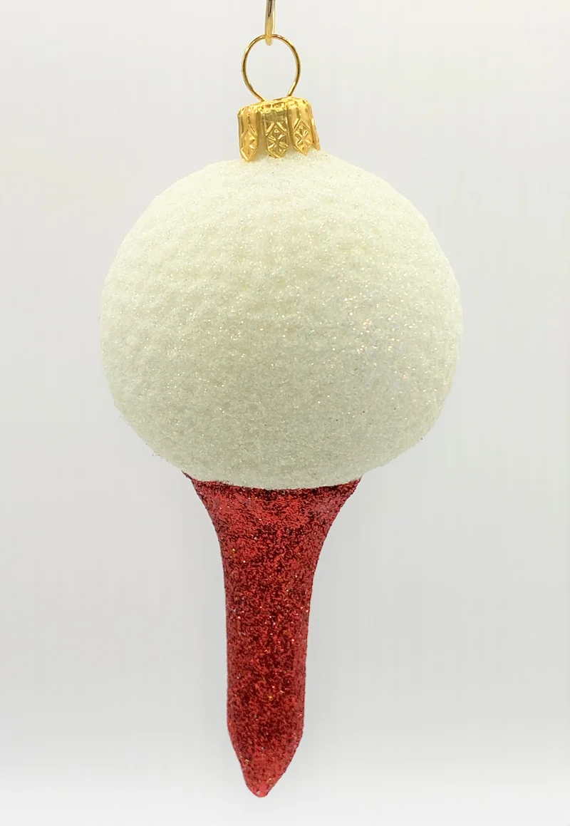 Golfball auf dem Tee