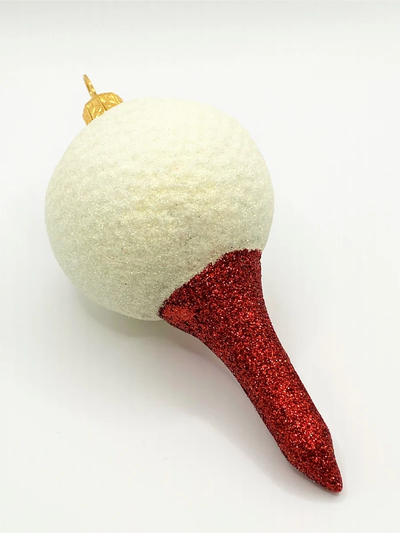 Golfball auf dem Tee