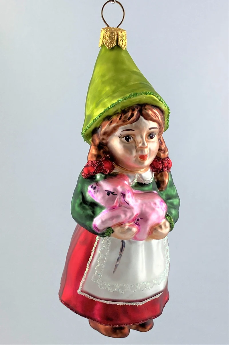 Zwergenmädchen mit rosa Schweinchen auf dem Arm