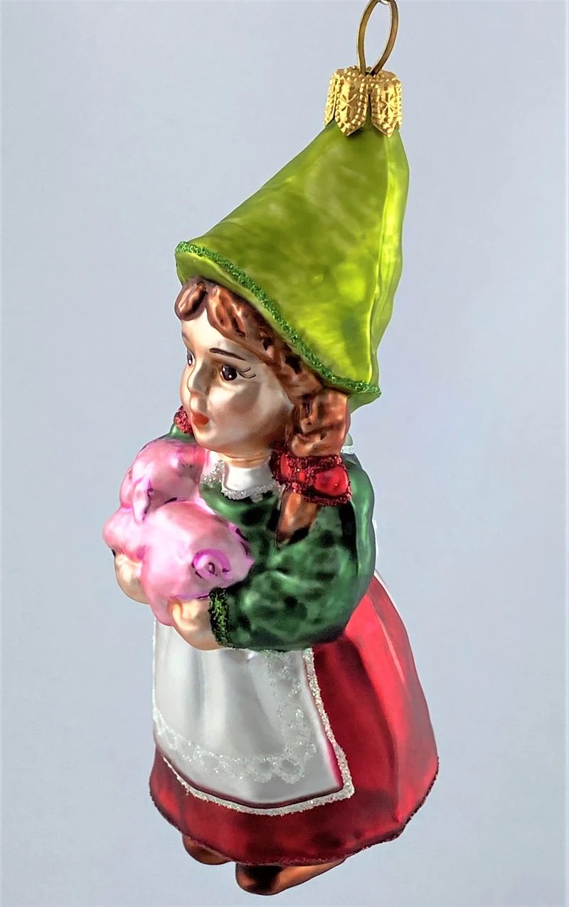 Zwergenmädchen mit rosa Schweinchen auf dem Arm