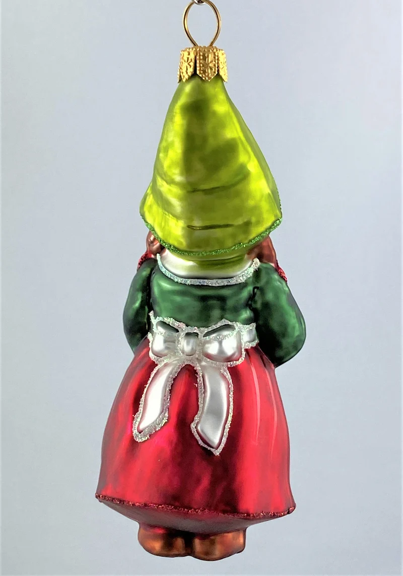 Zwergenmädchen mit rosa Schweinchen auf dem Arm
