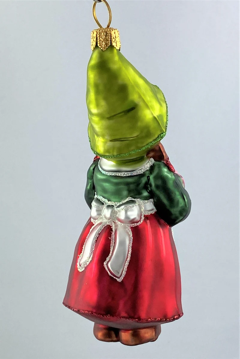 Zwergenmädchen mit rosa Schweinchen auf dem Arm