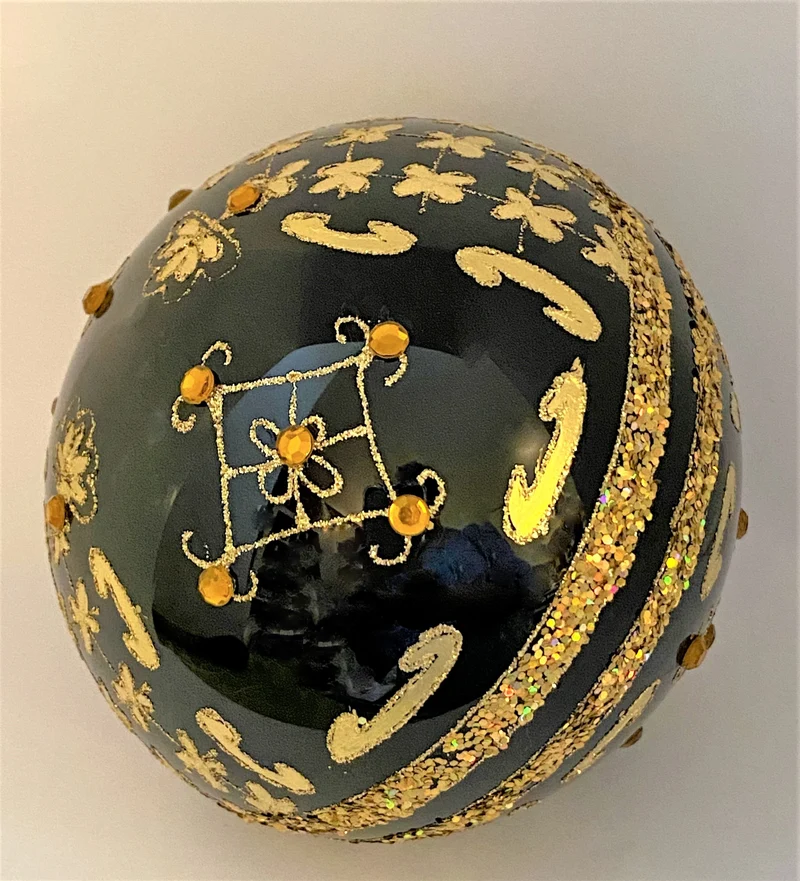 Kugel schwarz mit Golddekor mit Schmucksteinen
