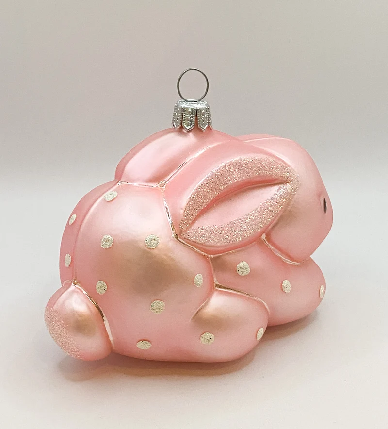 Rosa Osterhase mit weissen Punkten