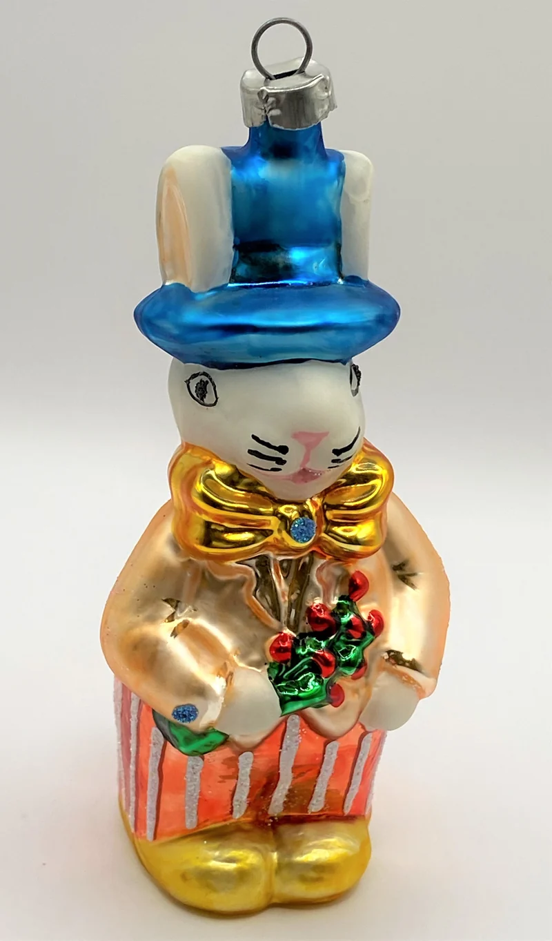 Osterhase im Biedermeierkostüm