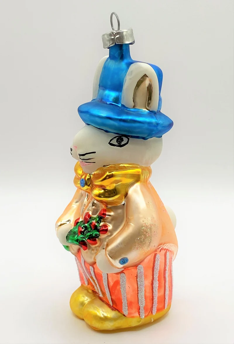 Osterhase im Biedermeierkostüm