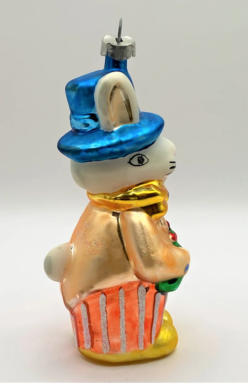 Osterhase im Biedermeierkostüm