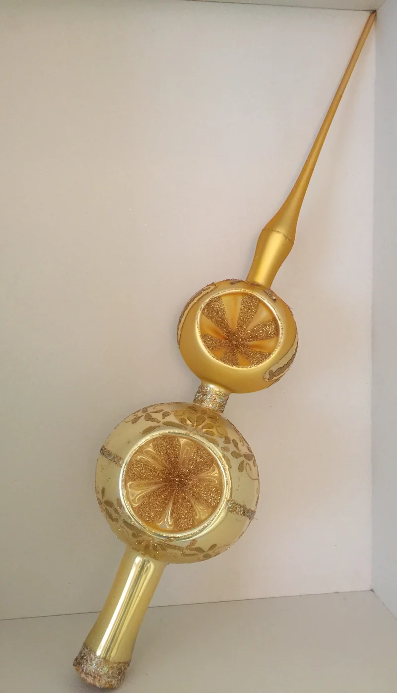 Goldene Spitze mit zwei Kugeln und Reflexen