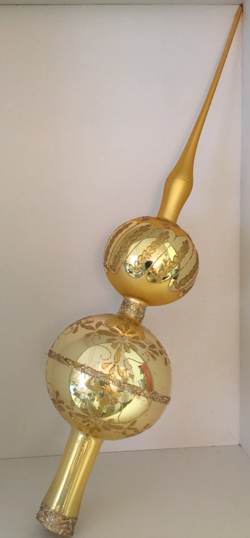 Goldene Spitze mit zwei Kugeln und Reflexen