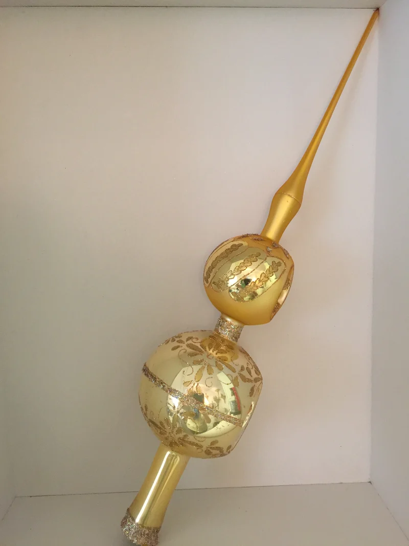Goldene Spitze mit zwei Kugeln und Reflexen