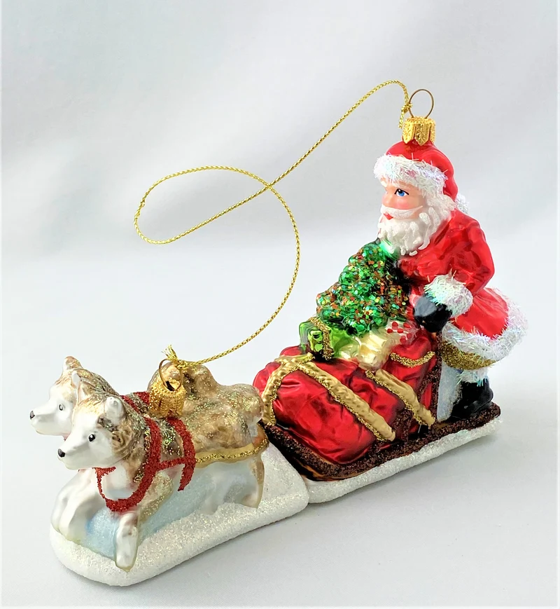 Nikolaus bringt mit dem Huskischlitten die Geschenke