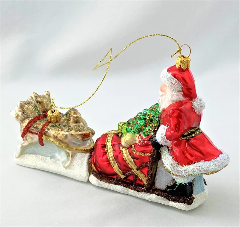 Nikolaus bringt mit dem Huskischlitten die Geschenke