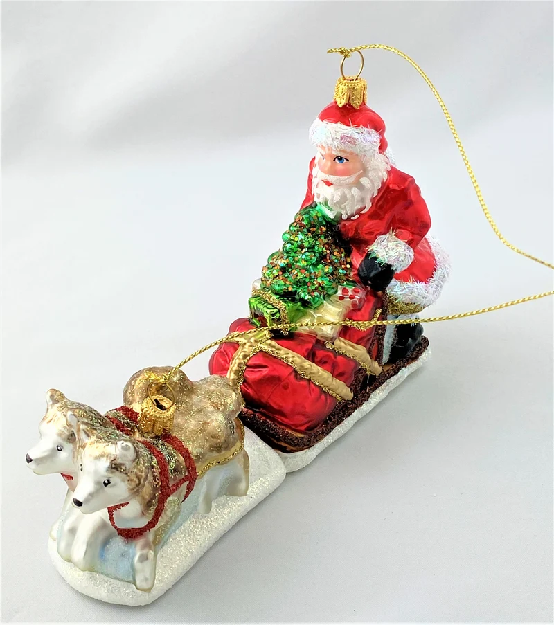 Nikolaus bringt mit dem Huskischlitten die Geschenke