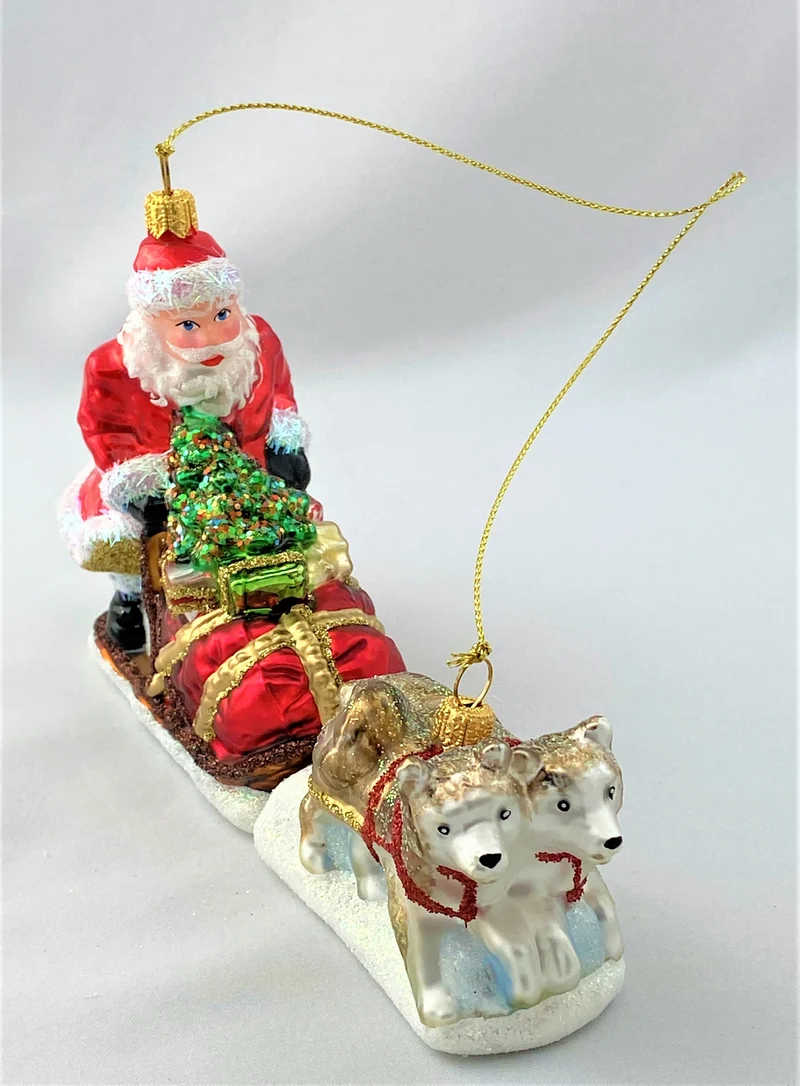 Nikolaus bringt mit dem Huskischlitten die Geschenke