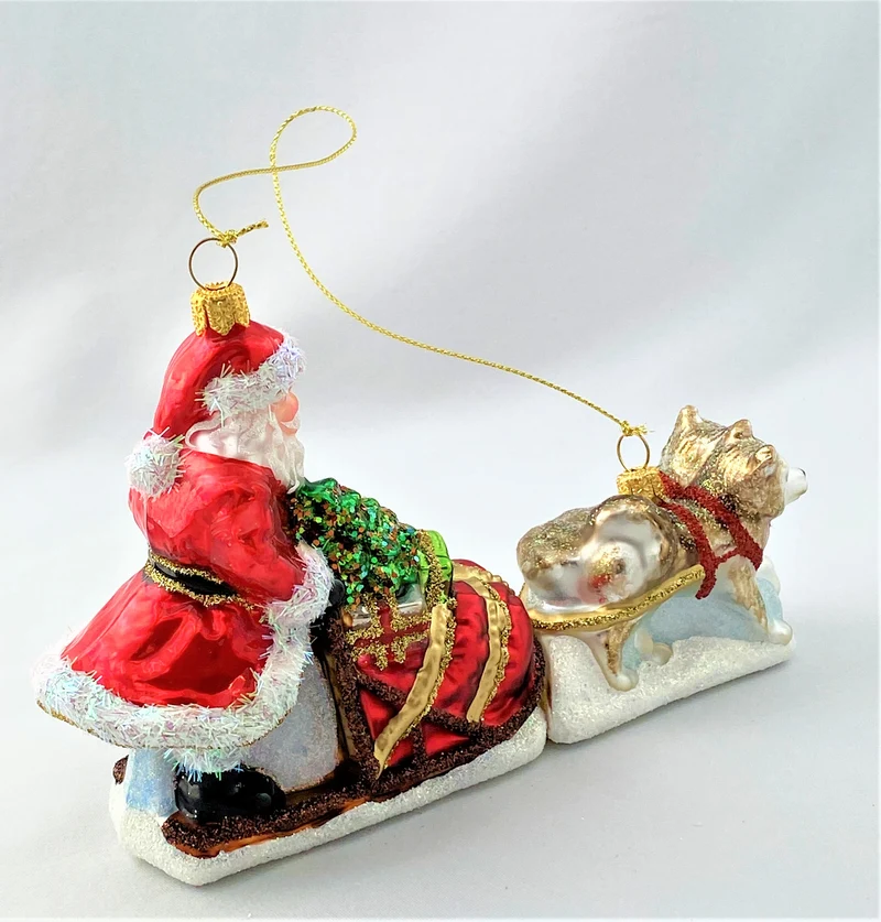 Nikolaus bringt mit dem Huskischlitten die Geschenke