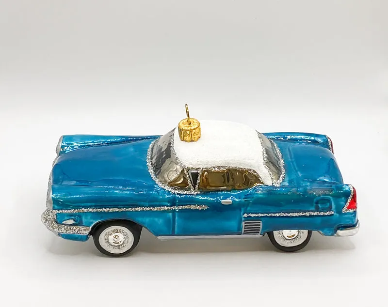 Blauer Vintage Cadillac mit weissem Dach