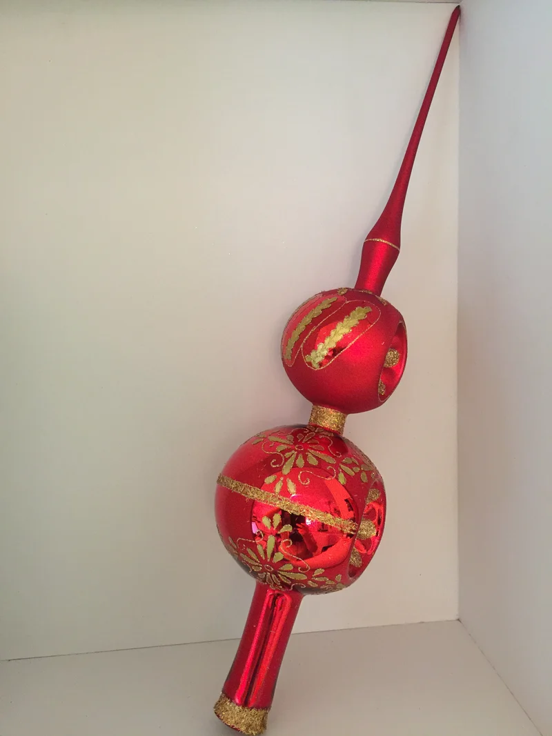 Rote Spitze mit zwei Kugeln und Reflexen