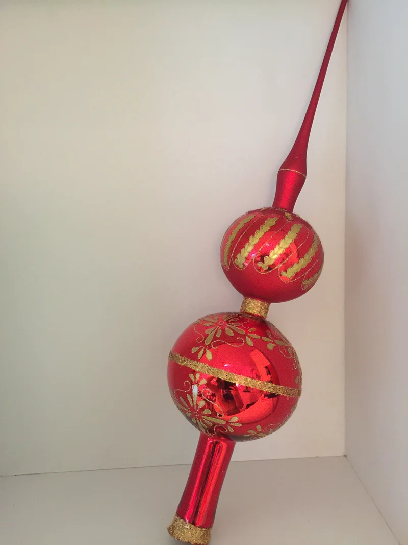 Rote Spitze mit zwei Kugeln und Reflexen