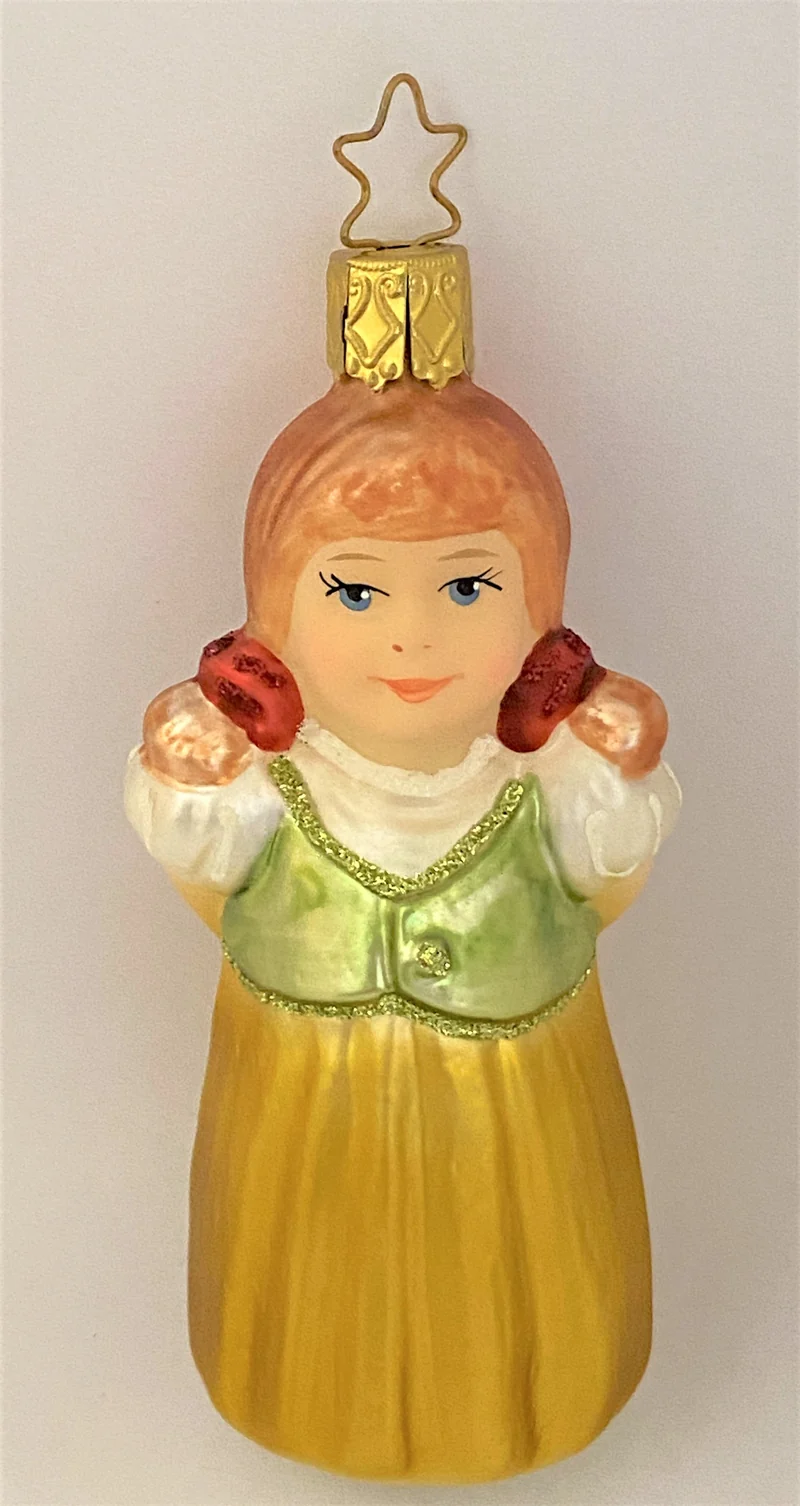 Kleines Mädchen versteckt das Geschenk hinter dem Rücken