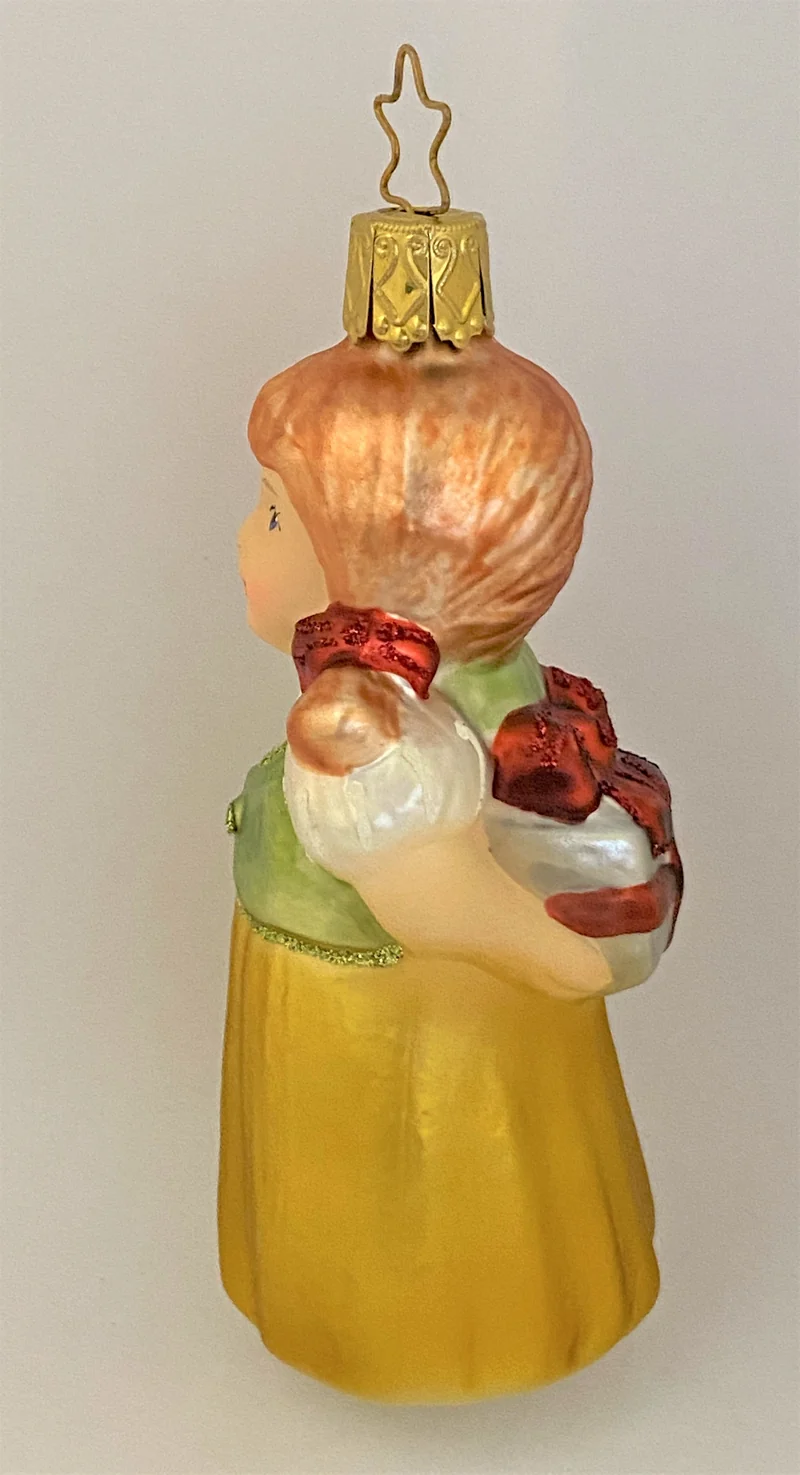 Kleines Mädchen versteckt das Geschenk hinter dem Rücken