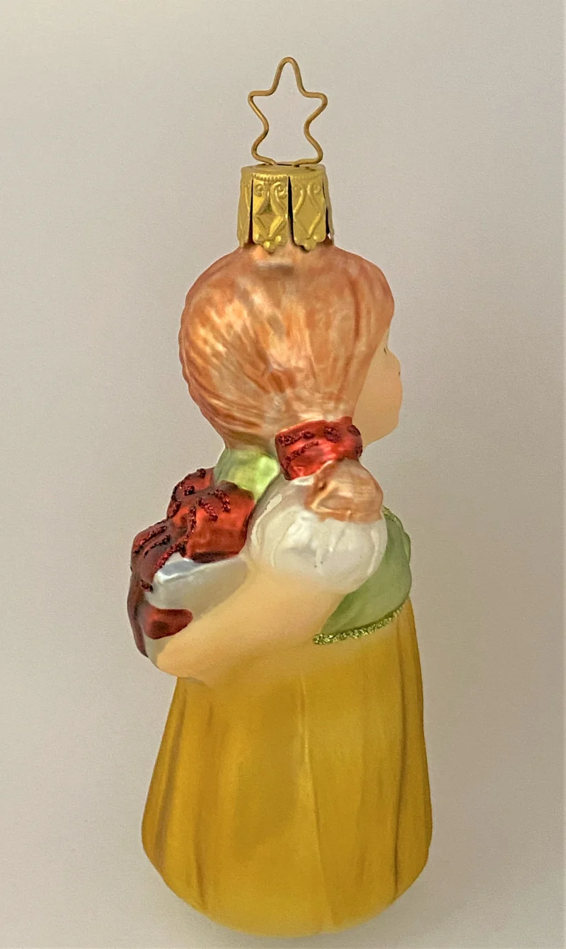Kleines Mädchen versteckt das Geschenk hinter dem Rücken
