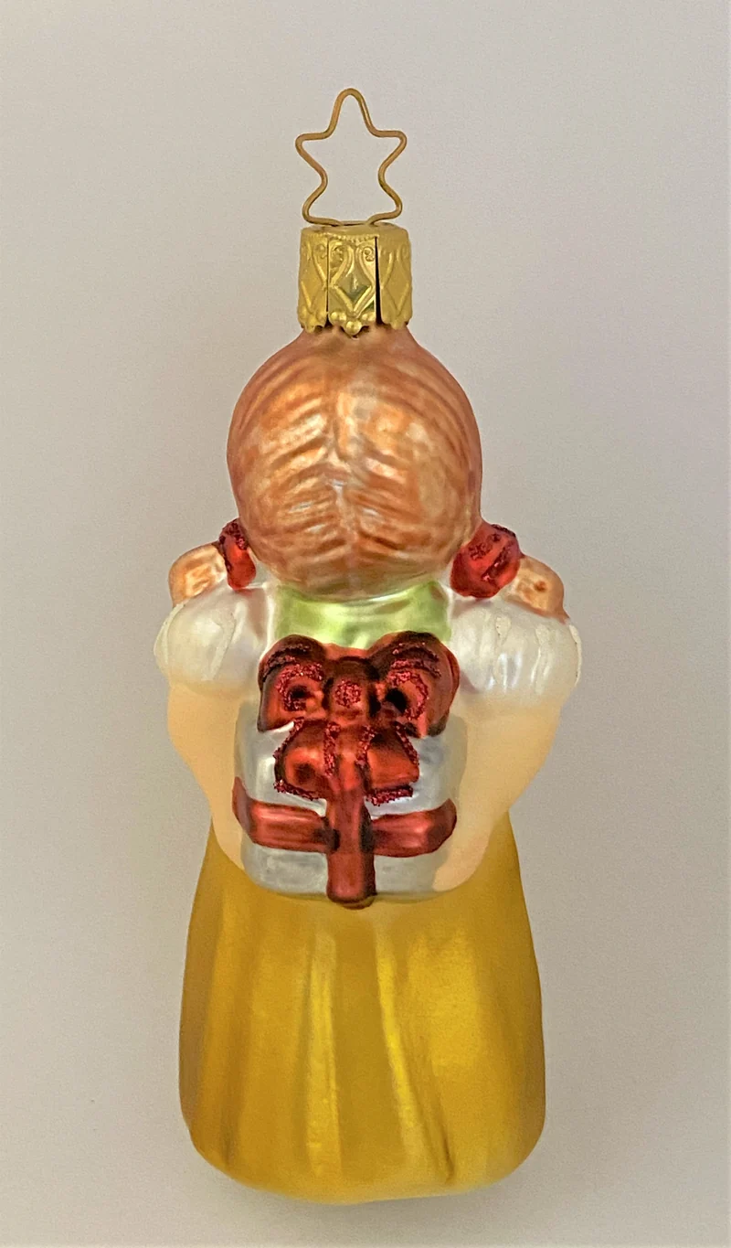 Kleines Mädchen versteckt das Geschenk hinter dem Rücken