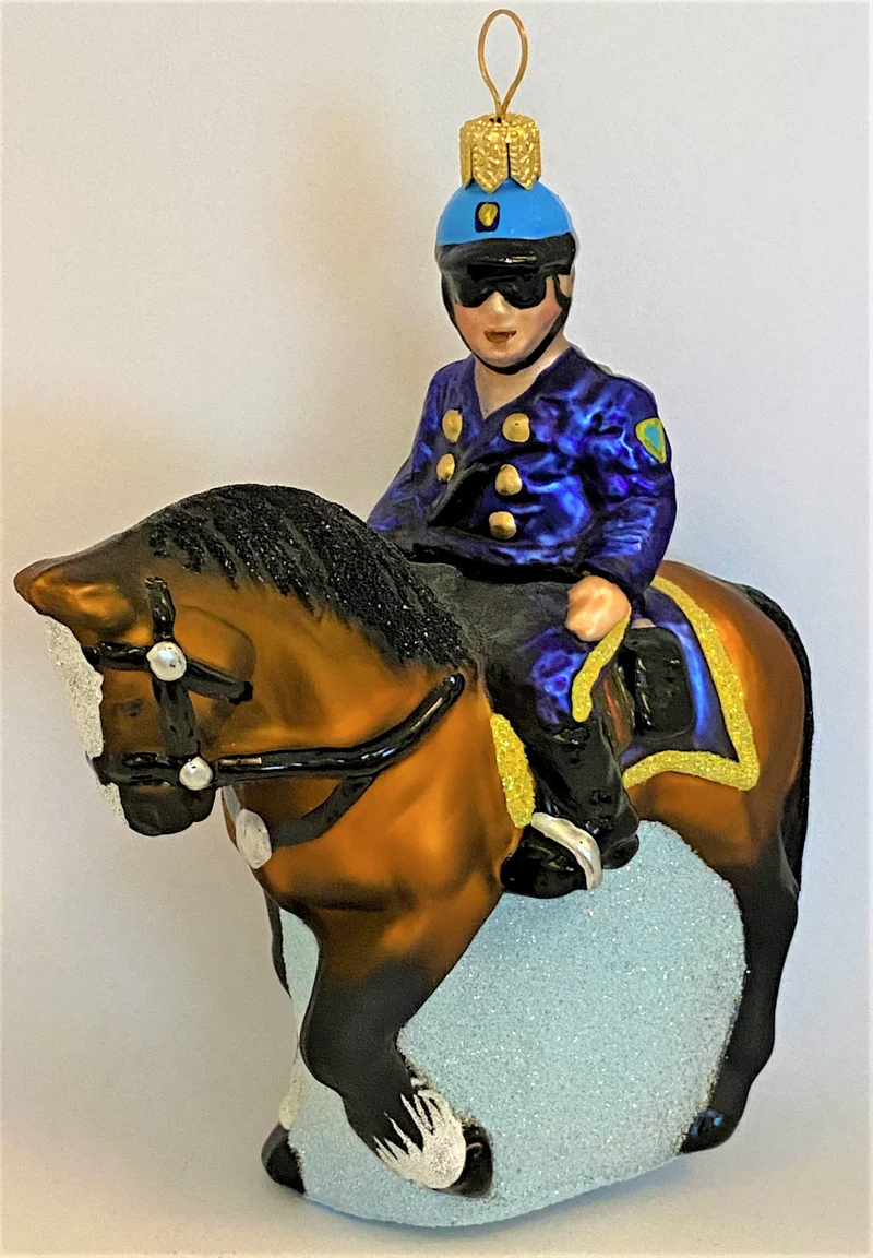 Berittene Polizei auf braunem Pferd
